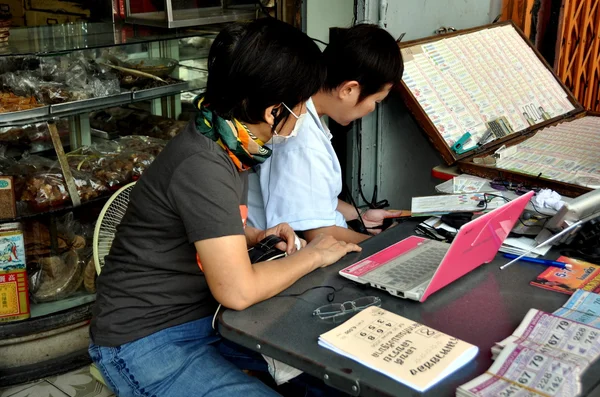 Bangkok, thailand: kvinnor säljer lotter — Stockfoto