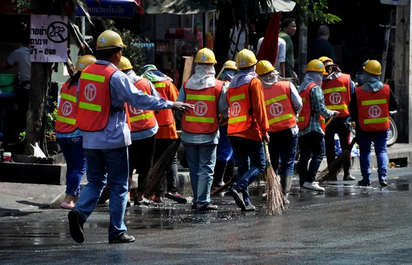 Bangkok, Thailand: Brigade of Street Cleaners in Chinatown — Stock Photo, Image
