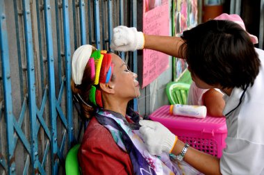 Bangkok, Tailândia: mulher ficando esfoliação da pele facial
