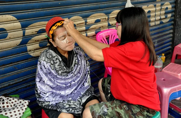 Бангкок, Таиланд: женщина, делающая пилинг кожи лица — стоковое фото
