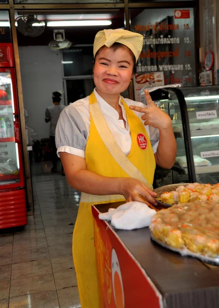 Бангкок, Таиланд: женщина продает Дим Сум в Китайском квартале — стоковое фото