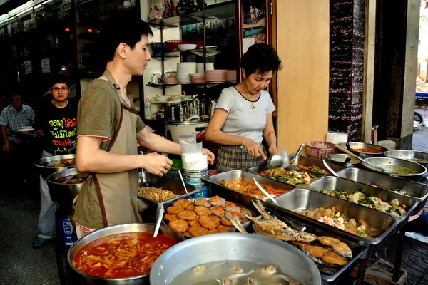 Bangkok, Tailandia: Vendedores de comida en Chinatown — Foto de Stock