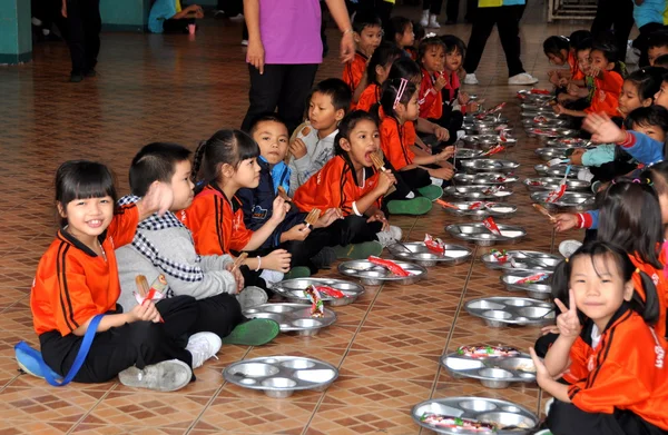 Bangkok, Tailândia: Almoço para crianças da escola tailandesa — Fotografia de Stock