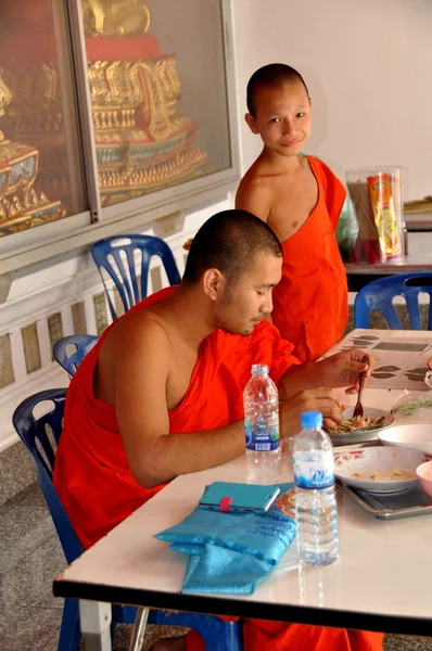 Bangkok, Tailandia: Dos monjes budistas en Wat Chaichana Songkhram —  Fotos de Stock