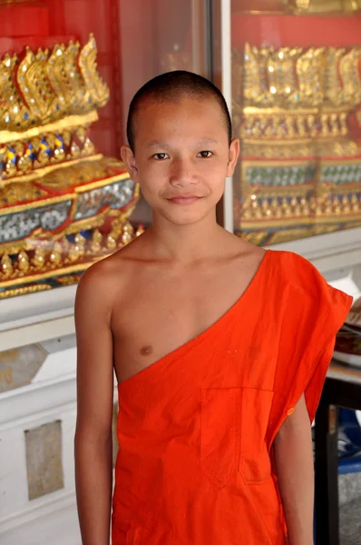 Bangkok, Tailândia: Boy Monk em Wat Chaichana Songkhram — Fotografia de Stock