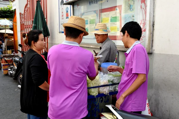 Bangkok, Thailand: People Buying Street Food — Stock Photo, Image