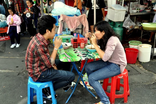 Bangkok, Thailand: Couple Eating Lunch in Chinatown — Stock Photo, Image