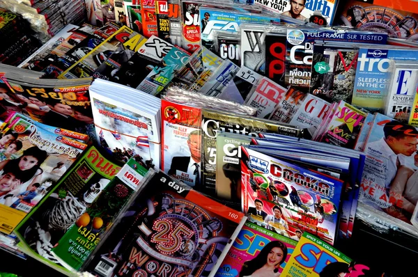 Bangkok, Thaïlande : Présentation de magazines au Chinatown News Stand — Photo