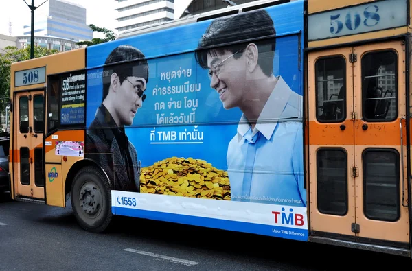 バンコク、タイ: バスの側に銀行の広告 — ストック写真