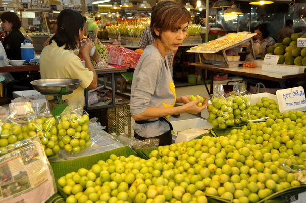 Bangkok, Thailand: Woman Selling Dates at Or Tor Kor Market — Stock Photo, Image