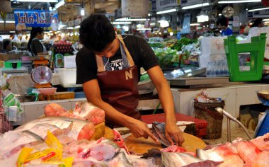 Bangkok, Tayland: erkek balık Dilimleme veya tor kor market