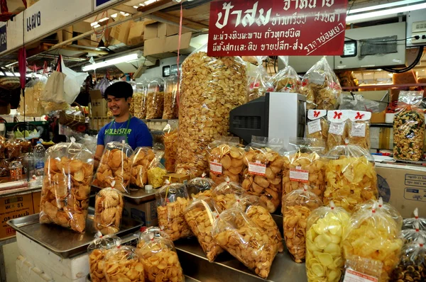 Bangkok, Thailandia: Pelle di maiale essiccate al mercato Or Tor Kor — Foto Stock