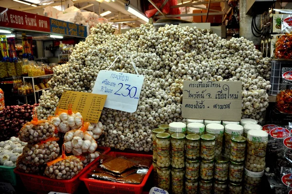 Bangkok, thailand: hügel von frischem knoblauch auf oder tor kor markt — Stockfoto