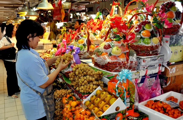 Bangkok, Thailandia: Donna che vende frutta di fantasia al mercato Or Tor Kor — Foto Stock