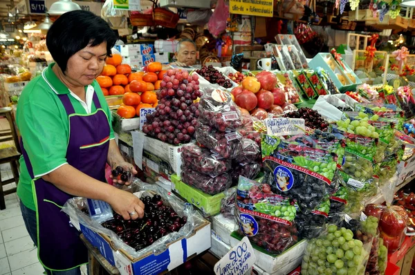 Bangkok, Thaïlande : Femme qui vend des fruits au marché Or Tor Kor — Photo