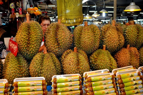 Bangkok, Thajsko: durian displej v nebo tor kor trhu — Stock fotografie