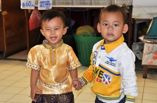 Бангкок, Таиланд: двое маленьких мальчиков на рынке Ор-Кора — стоковое фото