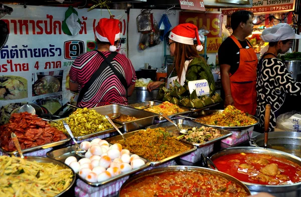Bangkok, Tailandia: Mujeres vendiendo comida en el mercado Or Tor Kor — Foto de Stock