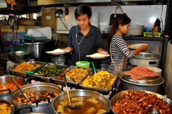 Bangkok, Tailândia: Casal vendendo comida tailandesa para almoço — Fotografia de Stock