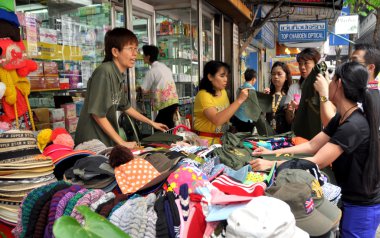 Bangkok, Tayland: insanlar için pazarlık giyim silom Road Alışveriş