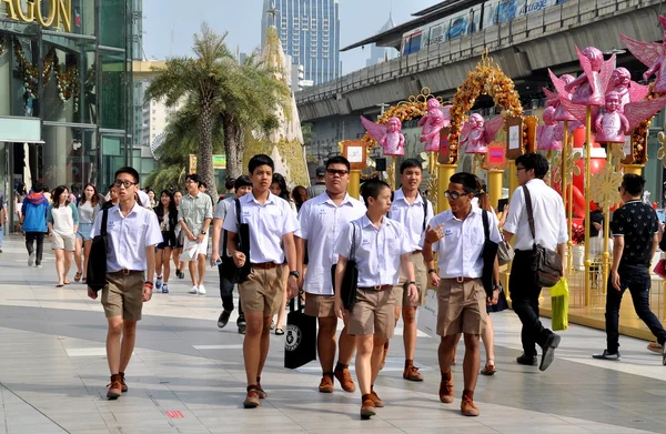 Bangkok, Thaïlande : Étudiants thaïlandais au Siam Paragon Plaza — Photo