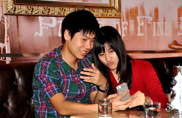 バンコク、タイ: タイの若いカップルの携帯電話を持つ自画像を取る — ストック写真