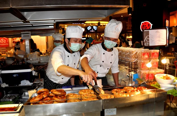 Bangkok, Tayland: Tay sosis pişirme aşçılar