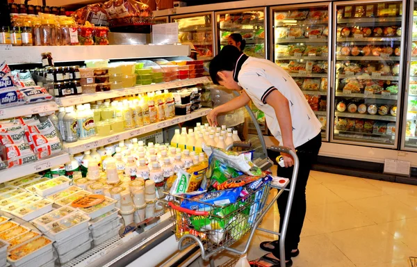 Bangkok, Thajsko: muž s nákupní košík v siam paragon potraviny hall — Stock fotografie