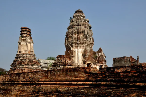 Lopburi, thailand: grote prangs in de khmer 13e eeuw wat — Stockfoto