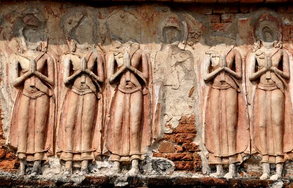 Lopburi, Thajsko: basreliéf Buddhů v 13.století Khmerská temple — Stock fotografie