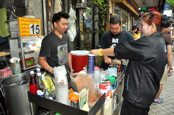 Bangkok, Tailândia: Pessoas comprando alimentos na Silom Road — Fotografia de Stock