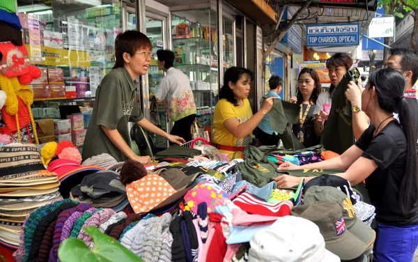 Bangkok, Tailandia: Gente comprando ropa barata en Silom Road —  Fotos de Stock