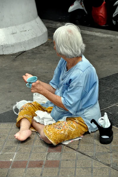 曼谷，泰国： 女人在是隆路乞讨 — 图库照片