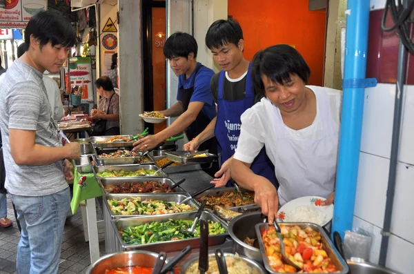 Bangkok, Tailandia: Vendedores de comida en Silom Road — Foto de Stock
