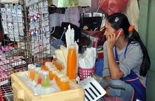 Bangkok, thailand: kvinna som säljer frukt-och bärsaft — Stockfoto