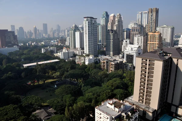 Bangkok, thailand: torenhoge hotels, kantoorgebouwen en Amerikaanse ambassade gronden — Stockfoto