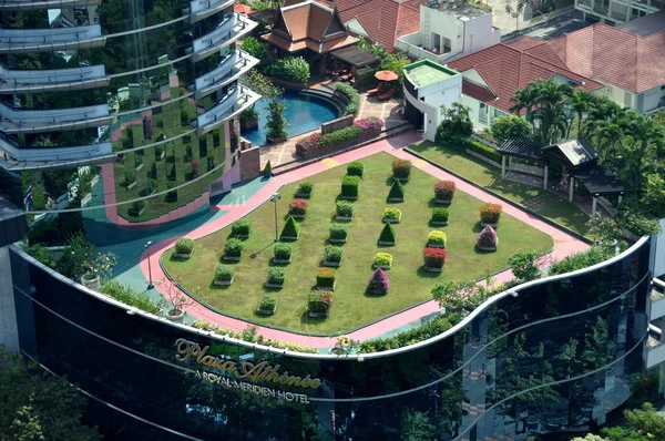 Bangkok, Thailand: Plaza Athenee Hotel Roof Garden — Stock Photo, Image