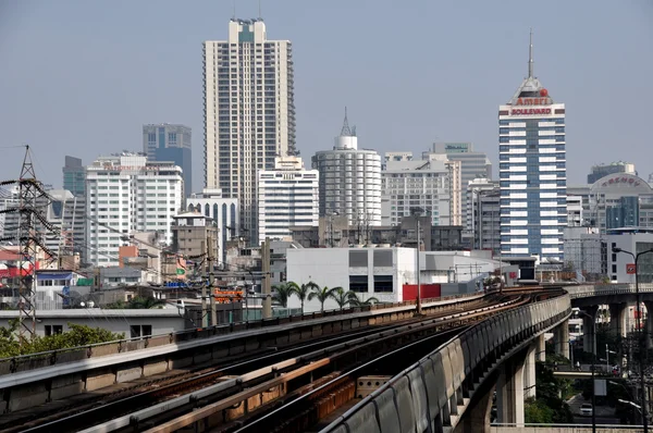 Bangkok, Tailandia: BTS Skytrain Tracks y Nana Office Towers & Hotels —  Fotos de Stock