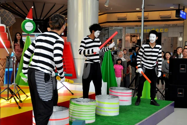 Bangkok, Tailandia: Acrobatic Mimes en el centro comercial Terminal 21 —  Fotos de Stock