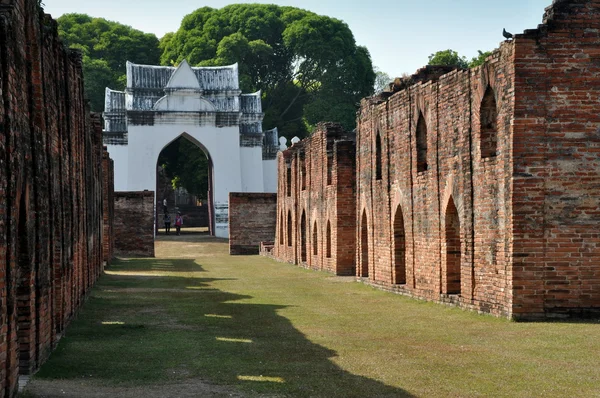 Lopburi, Thajsko: královské sklad ruiny na krále si narai palác — Stock fotografie