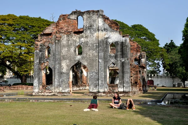 Lopburi, Thajsko: lidé slunění na wat phra narai rachanivej — Stock fotografie