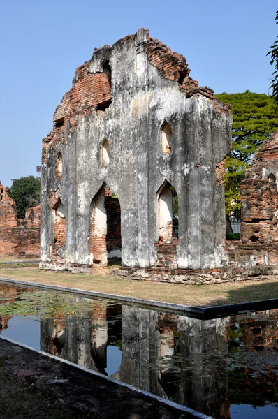 Lopburi, Tailandia: Ruinas del Almacén Real en Wat Phra Narai Rachanivej — Foto de Stock