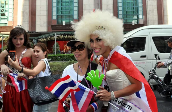 Bangkok, Thajsko: ladyboy pózuje s thajskou ženou — Stock fotografie