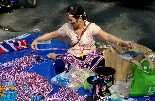Bangkok, Thajsko: operace vypnutí Bangkoku prodejce prodává suvenýry — Stock fotografie