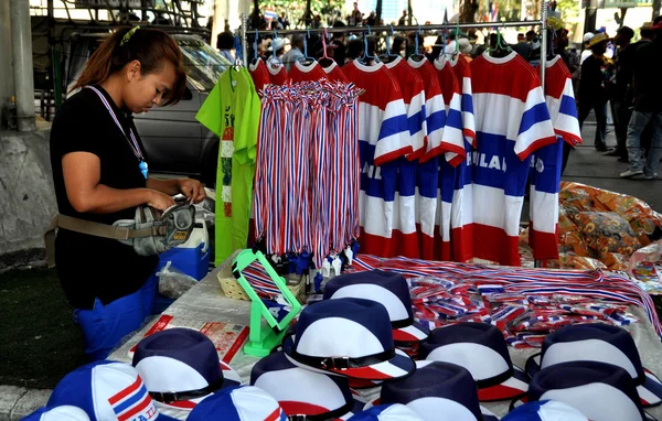 Bangkok, Thajsko: operace vypnutí Bangkoku prodejce prodává suvenýry — Stock fotografie