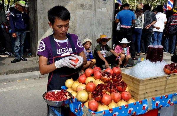 Bangkok, Tailândia: Homem vendendo suco de romã — Fotografia de Stock