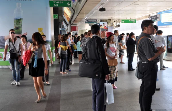 Bangkok, Tailândia: Passageiros esperando na plataforma Skytrain — Fotografia de Stock