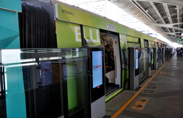 Bangkok, Tailândia: BTS Skytrain na estação de Sião — Fotografia de Stock