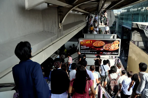 Bangkok, thailand: passagiers bij bts-siam station — Stockfoto