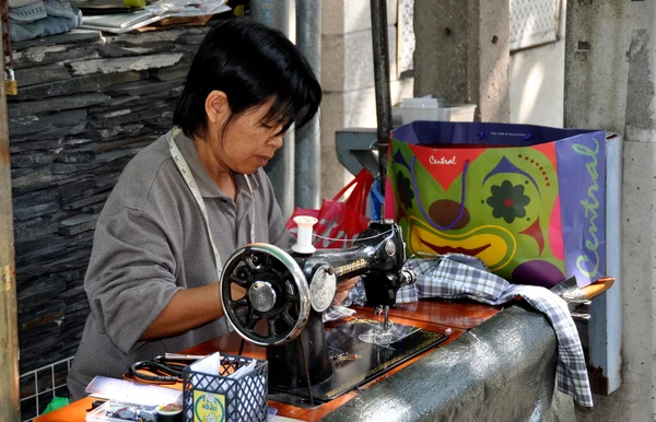 Bangkok, Tailândia: Mulher na máquina de costura — Fotografia de Stock